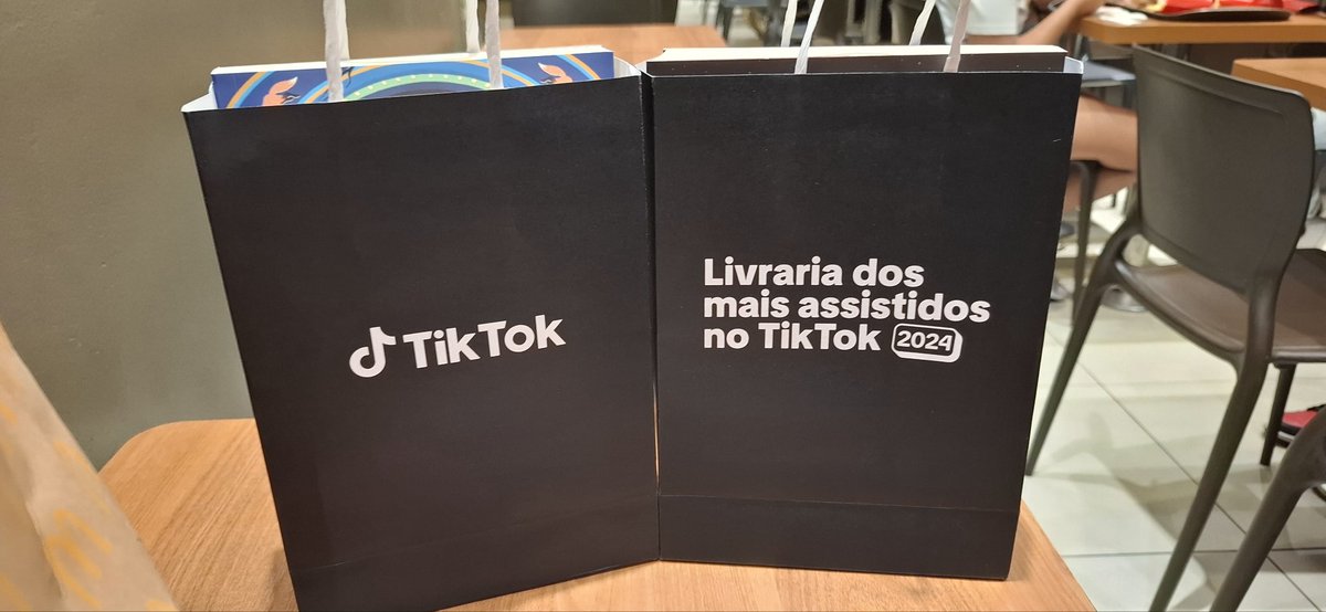 minlottoz's tweet photo. Após 5h na fila, consegui os livros da livraria do tiktok ✨ https://t.co/Knxj9NaFON