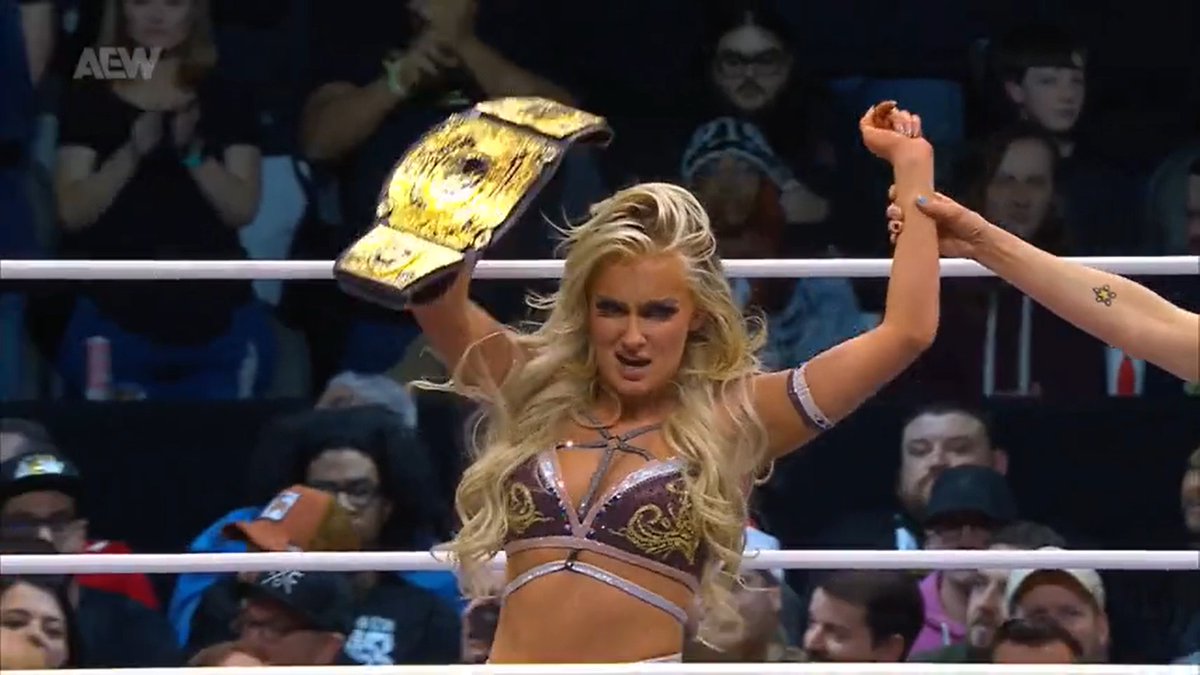 WMainEventTime's tweet image. Y el #MainEventTime de la noche es un combate por el Campeonato Mundial de Mujeres de AEW entre Mina Shirakawa y la ganadora Mariah May. Lo más destacado y la sorpresa es la vuelta de Toni Storm. Que vuelve con su antiguo guimick!!!

#wrestling #AEWDynamite #noticias