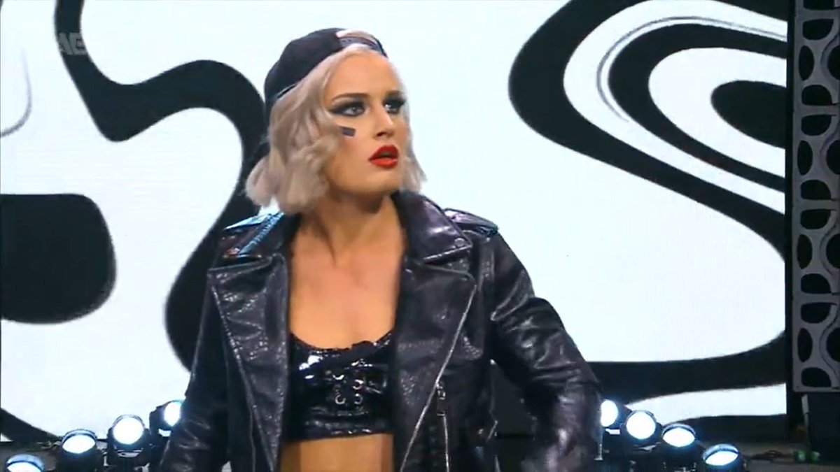 WMainEventTime's tweet image. Y el #MainEventTime de la noche es un combate por el Campeonato Mundial de Mujeres de AEW entre Mina Shirakawa y la ganadora Mariah May. Lo más destacado y la sorpresa es la vuelta de Toni Storm. Que vuelve con su antiguo guimick!!!

#wrestling #AEWDynamite #noticias