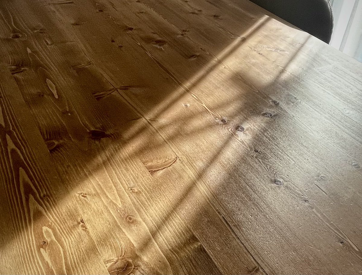 冬は部屋に差す朝日が気持ちいいですね。
古いiPhoneでも良い感じの写真が撮れます。

#冬 #朝日 #光 #iPhone #iPhone12min #音楽