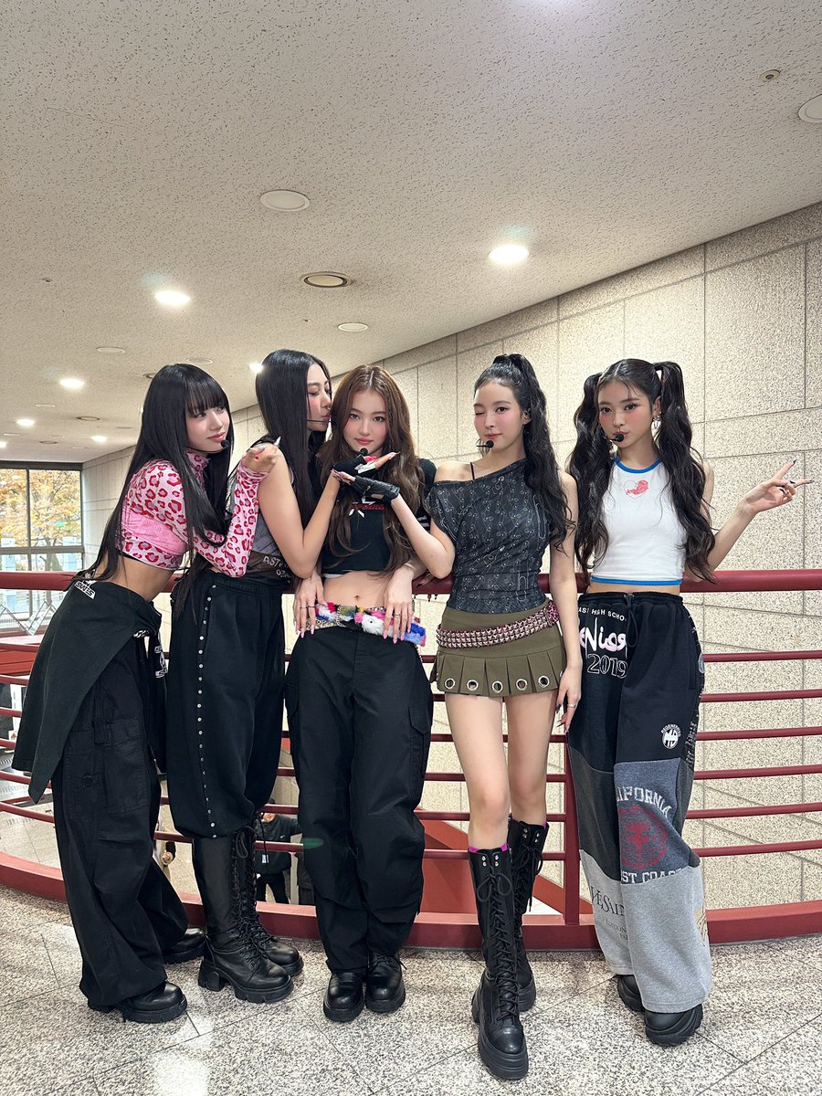 MEOVV_ANNAA's tweet photo. SBS 인기가요 🖤🐈‍⬛🎂🖤

#MEOVV #미야오 #TOXIC #BODY https://t.co/jBP3B8mxG7