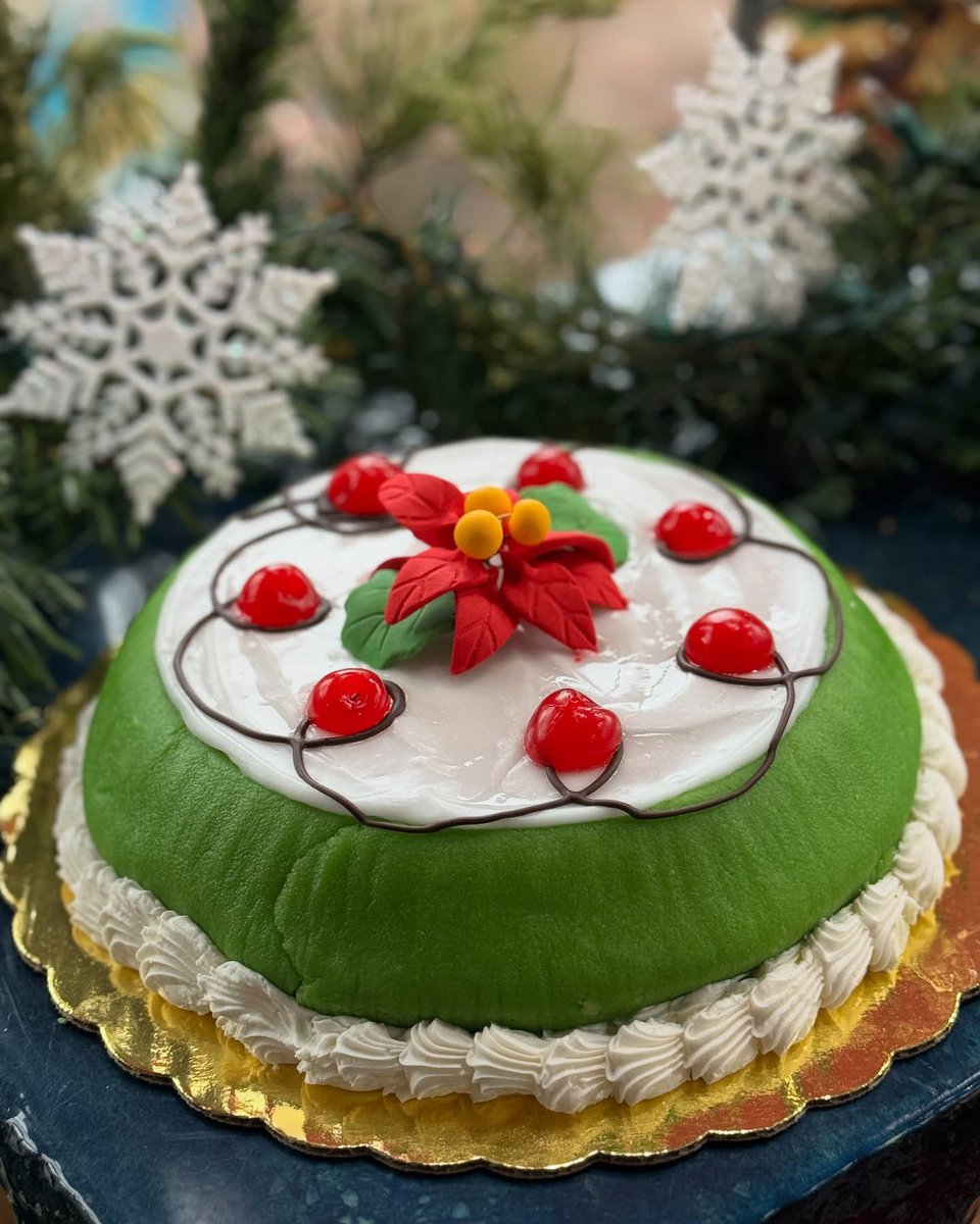 ChicagoPastry's tweet photo. Sicilian Christmas Cassata 
yellow cake layered with cannoli cream and rum splash
covered in green marzipan 

#chicagopastry #chicagopastrybloomingdale #italianbakery #chicagobakery #turanopastry #christmascakes #italianchristmas #chicagoeats #chicagoburbs https://t.co/JJwpqvoZ4i