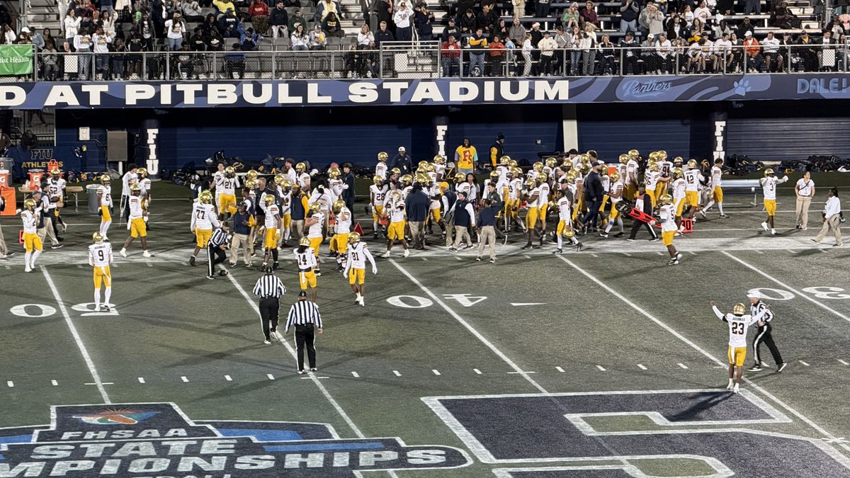 FHSAA's tweet photo. 🏈🏆#FHSAA 5A Football State Championship 🏈🏆

St. Thomas Aquinas now leads Lakeland 17-0 with 5:26 to play in the 2nd quarter!

#FHSAAStateChampionships
#Driveto305
#Class5A https://t.co/d2ePgwCgpF