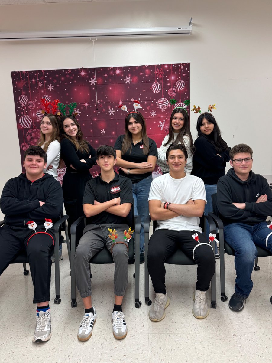 Merry Christmas from the SADD Officers! 🎅🏻🤶🏻🎄🎁