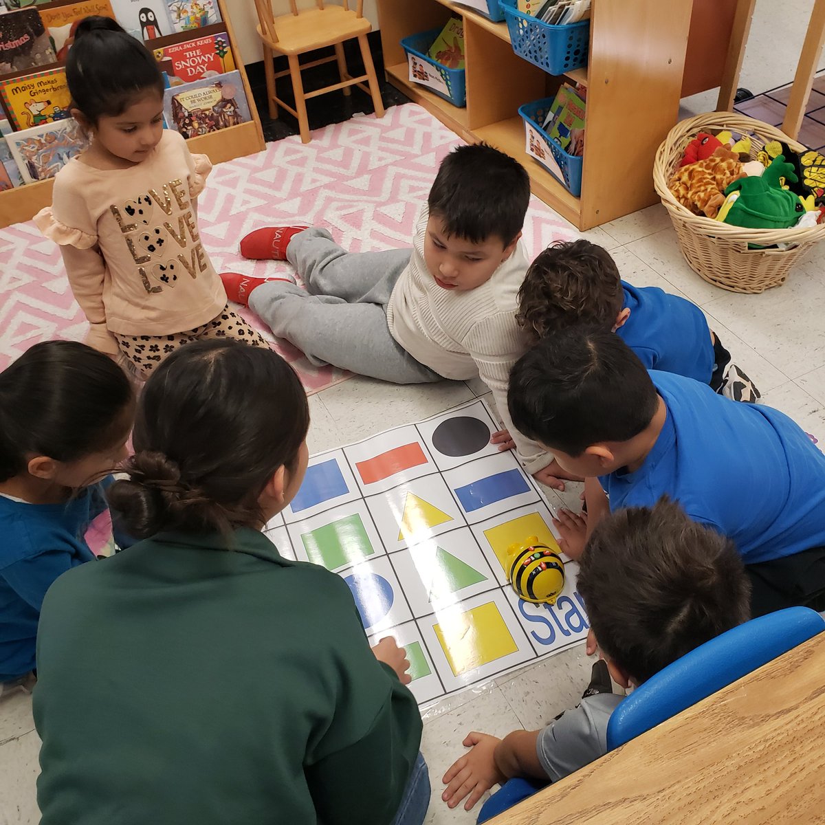 gardengirl416's tweet photo. Thank you to @mrschelsiegrant for bringing the BeeBots and Park View HS mentors to teach our Kinders all about coding during Computer Science Week! @SullyES_LCPS https://t.co/hXN54GxZwO