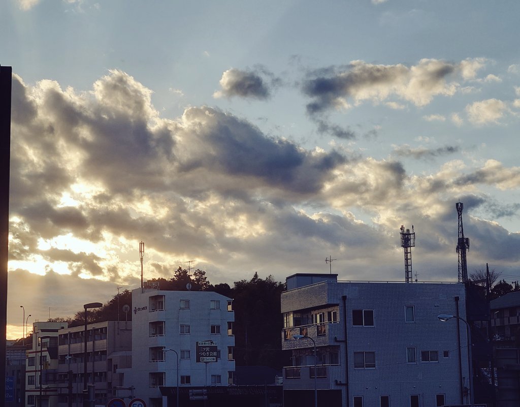 Cafe_sukki's tweet photo. 制作の勉強してると「これめっちゃいいなー」って思った作品が平気で高校生くらいの作品だったりするから、ほんと震える…

一般的にはまだ若い年齢かもだけど、業界的には一人前で当たり前の歳だから、追いつくためには脇目も振ってられませんよ😌

そんなこと思いながら撮った雲の表現の参考写真 https://t.co/FwpN43484j