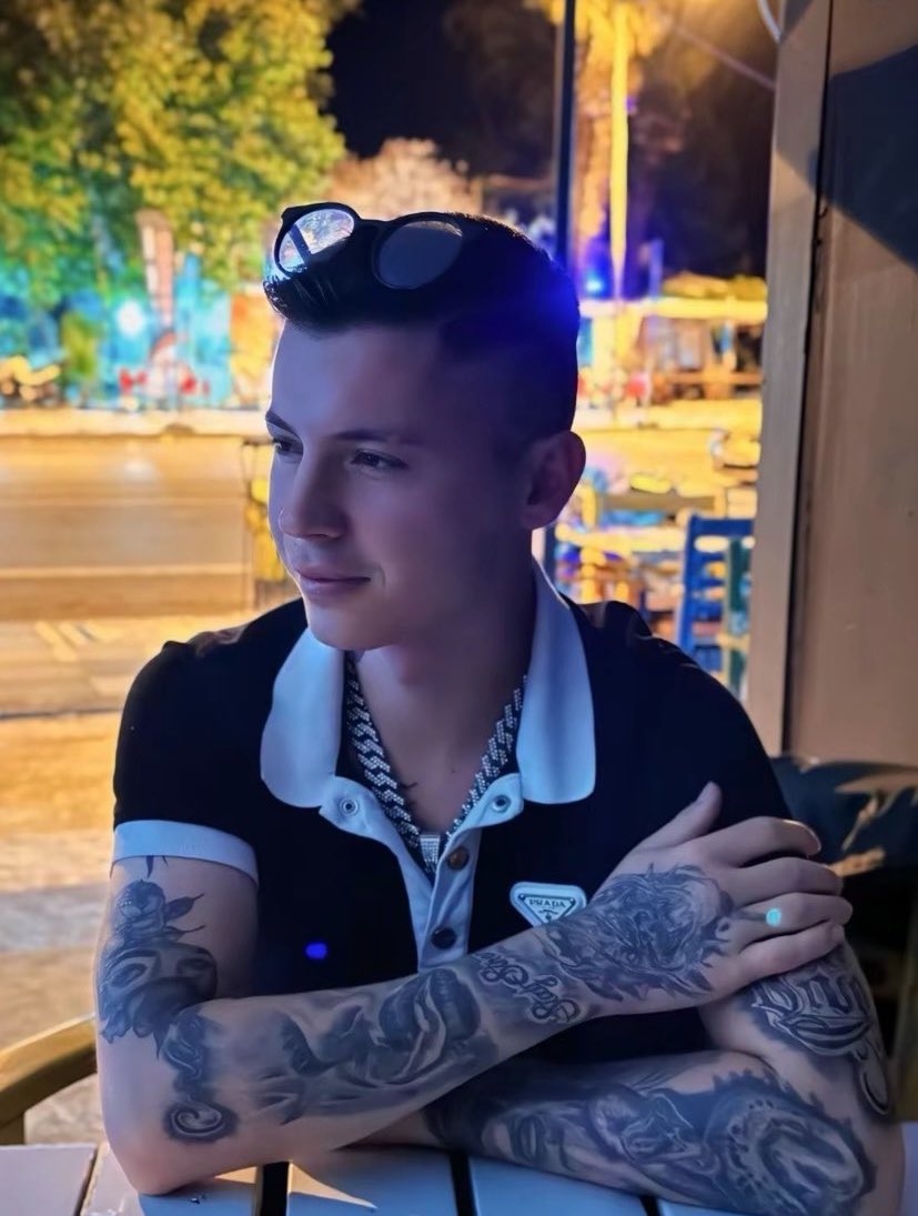 CanJackRussoo's tweet photo. BİR KADINI DAHA CİNAYETE KURBAN VERMEYELİM!
Fotoda gördüğünüz Volkan Ateş, 2 ay bir kızla çıkıyor, alkolik ve şiddete meyilli olduğu için kız bundan ayrılıyor ve kız başka şehire gidiyor. Kızın peşinden şehir değiştiriyor, kız eski şehrine dönünce de evini bulup taşlıyor, kırılan camlar hep kardeşlerinin üzerine geliyor. İş yerine sarhoş adamlar yollayıp olay çıkartıyor, kızı kovduruyor. Kız şikayet ediyor ve başka işe giriyor, orayı da bu sefer kendisi ve arkadaşlarıyla basıyor, kız yine işinden kovuluyor. Kız yine ifade veriyor ama kamera kaydı alınması gerekmesine rağmen polisler kamera kayıtlarını almıyor, kendi arasında tartışıyor ve kızı eli boş yine eve yolluyorlar. Kız yine tehditler almaya devam ediyor, hatta kardeşini kaçırıp dövmekle, denize atmakla tehdit ediyor bu Volkan. Kız ne dışarı çıkabiliyor, ne bir işe girip çalışabiliyor, huzuru kalmadı. Bu şahsın dışarıda bulunması hem bu kız, hem kardeşi, hem toplum için büyük bir tehlike. İllaki müdahale edilmesi için bir kayıp daha mı yaşamamız lazım? Lütfen gereği bir an önce yapılsın, yardım edin. 
Kendisi Mersin Anamur’da. 
#VolkanAteşTutuklansın