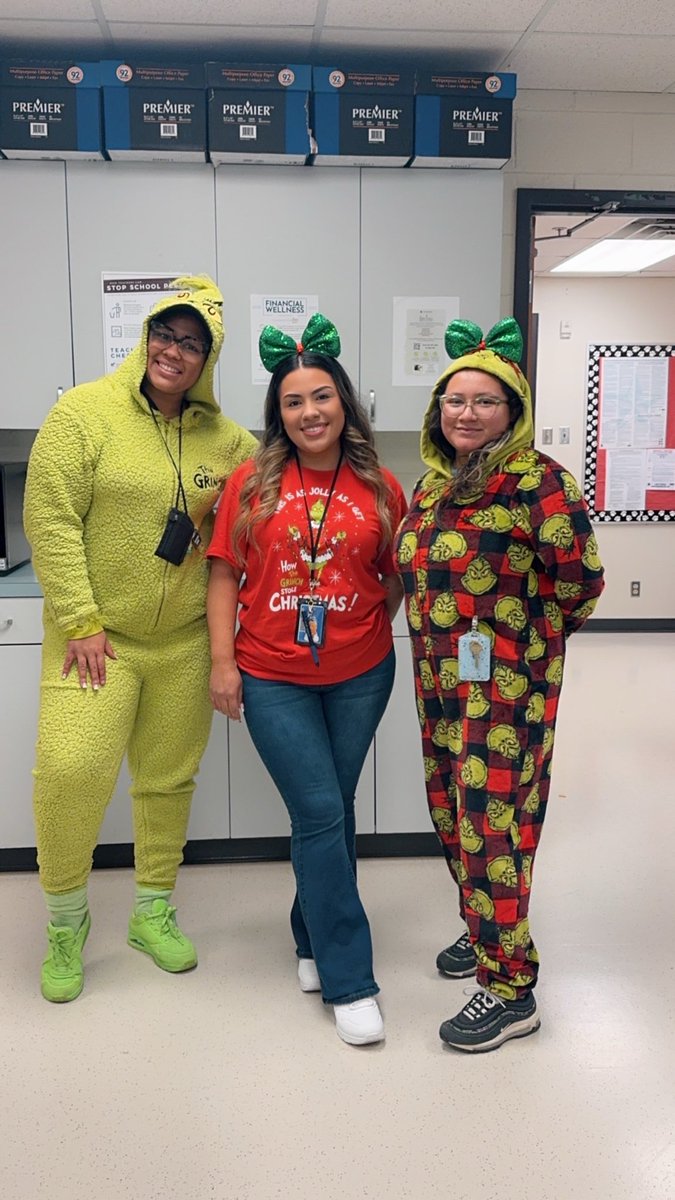 MsMorales_'s tweet photo. Had to post this one too, Cute Grinches 💚 ⁦@JODavisES1⁩ https://t.co/USBqqog4FB