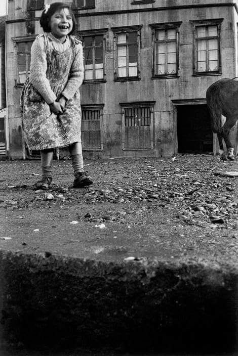 Niña en Chonchi #Chiloe 1957.Fotografía de Sergio Larraín.
