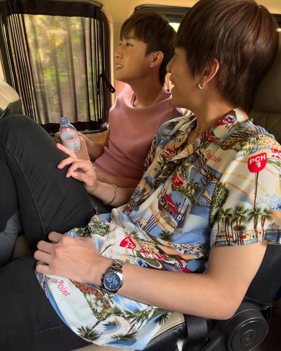 _TipsyGnome_'s tweet photo. Since the film location is far away from Bangkok, they spent days and nights together 🦖🖤
#เพื่อนผมมีมรดกเป็นโฮมสเตย์ครับ
#EscapeToHomestay
#พร้อมมาร์ค #PromMark
#prompayy #MSIWAT https://t.co/eCErEzXF6H