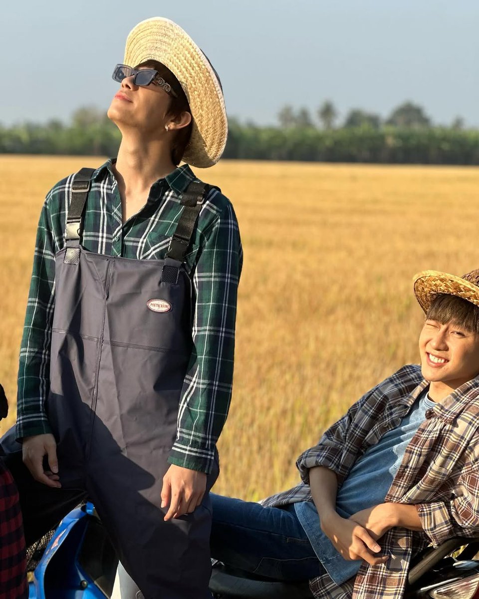 _TipsyGnome_'s tweet photo. When the boys were filming Escape To Homestay 🦖🖤🏡
#เพื่อนผมมีมรดกเป็นโฮมสเตย์ครับ
#EscapeToHomestay
#พร้อมมาร์ค #PromMark
#prompayy #MSIWAT https://t.co/eS37PIodd0