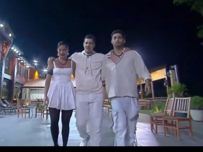 Era só essa q faltava! Antes era só um sujo usando roupas claras fingindo ser bom moço! Agora 3! E tem trouxa q cai nessa! 🤮🤮🤮🤮🤮 #EliminaçãoAFazenda #AFazenda #AFazenda16