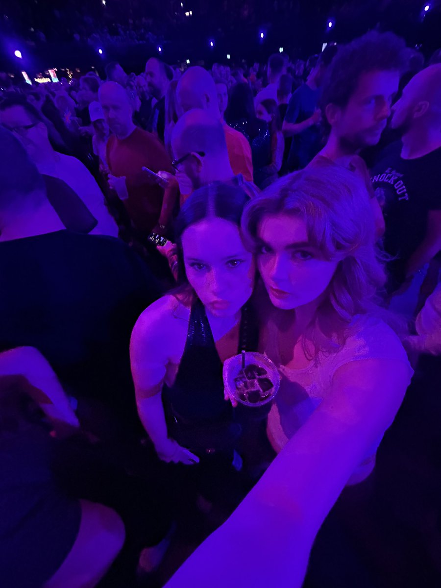 Hello reappearing on tl to say I went to het grote tonight and had a frickin fabulous night x