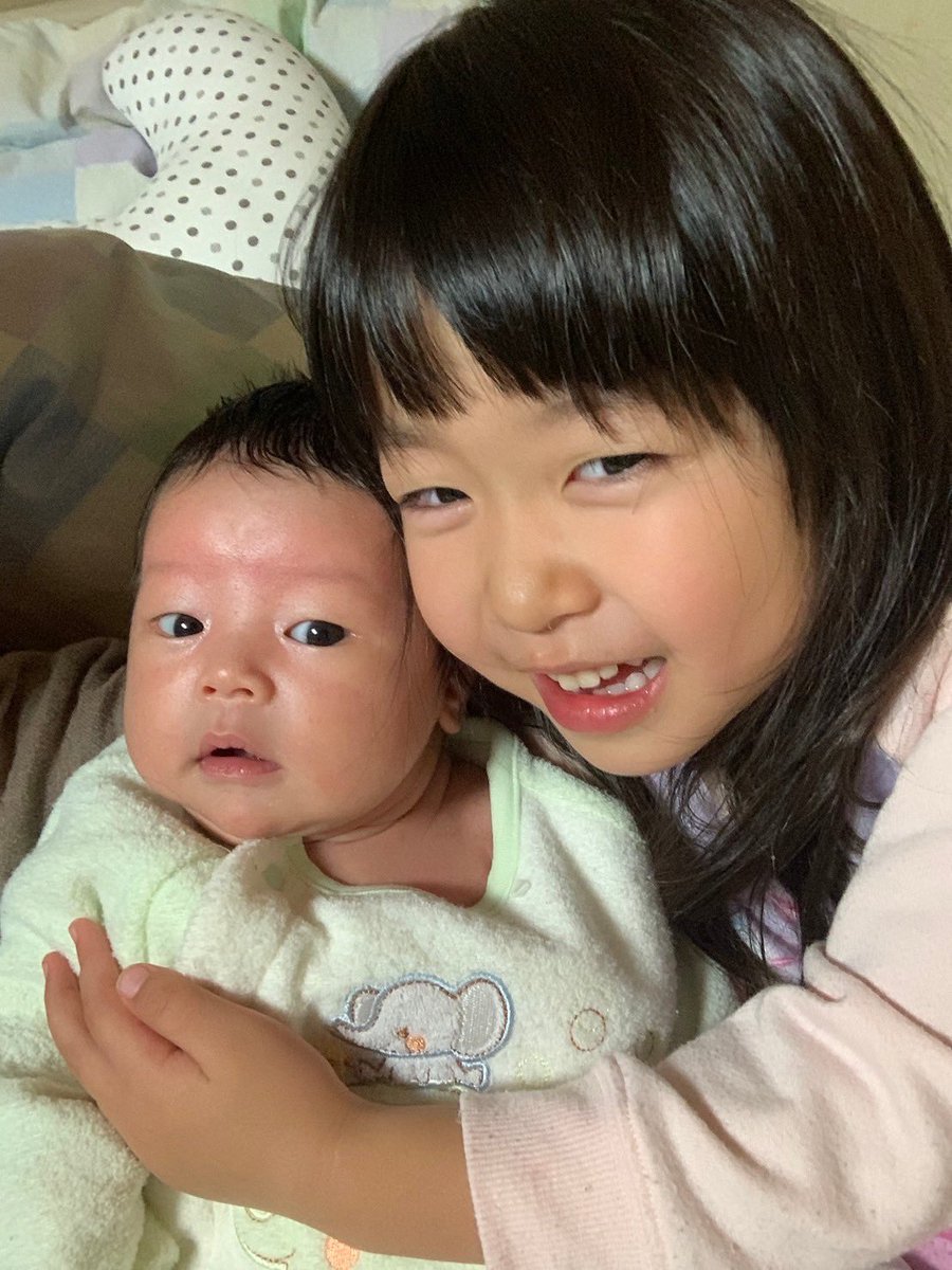 mariko_18's tweet photo. 生後1ヶ月が経ち、起きている時間が増えてきた！体力ついてきたのかしら👏
授乳しても寝ない、何にぐずっているのかわからない、永遠抱っこを求められることが増えてきて新生児の時より大変になってきた。
「お腹が空いて限界！」と「抱っこしてほしいな」の泣き方が違って、かわいい🧸 https://t.co/oVxo7qGkgk