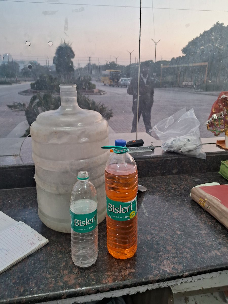 dkschoudhary's tweet photo. "A Shopify delivery boy was caught by the Himalaya Pride security guard stealing petrol from the owner's bike."
@bisrakh @Uppolice police station thank Bisrakh @noidapolice @Shopify https://t.co/HxOXUUccSA