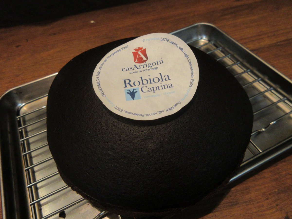 chezlemak's tweet photo. 最近作ってない”tourteau fromage"
山羊乳のチーズで作るチーズケーキ
高温で焼くため表面はがっつり焦げ色ですが苦味は気になりません👍 https://t.co/RBIcAeuTBt