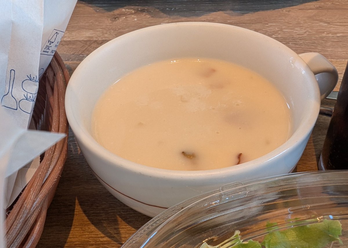 chantaJP's tweet photo. モスのクラムチャウダーが美味すぎる。単品注文してコーヒー感覚で頂くこともあるほど。心が和らぐ特効薬でも入ってる？お客さんと打ち合わせの時、喫茶店でコーヒーよりモスでクラムチャウダーを一緒に飲む方が成約率上がる気がするから絶対に真似しないで下さい https://t.co/lVFgvG9jt1