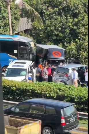 TMCPoldaMetro's tweet photo. 09.00 #Tol_DalamKota Kecelakaan di Tebet KM 02 - Cawang KM 00+100 PADAT, saat ini sedang penanganan Petugas Polri, agar pengendara tetap berhati-hati @wisikfiqoh https://t.co/tIH2x6Kl9m