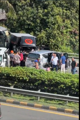 TMCPoldaMetro's tweet photo. 09.00 #Tol_DalamKota Kecelakaan di Tebet KM 02 - Cawang KM 00+100 PADAT, saat ini sedang penanganan Petugas Polri, agar pengendara tetap berhati-hati @wisikfiqoh https://t.co/tIH2x6Kl9m