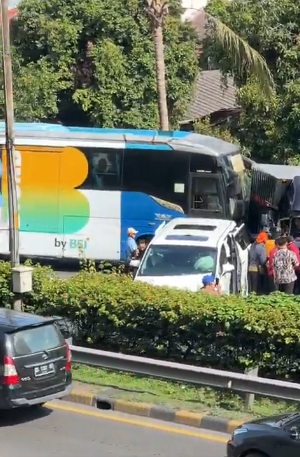 TMCPoldaMetro's tweet photo. 09.00 #Tol_DalamKota Kecelakaan di Tebet KM 02 - Cawang KM 00+100 PADAT, saat ini sedang penanganan Petugas Polri, agar pengendara tetap berhati-hati @wisikfiqoh https://t.co/tIH2x6Kl9m