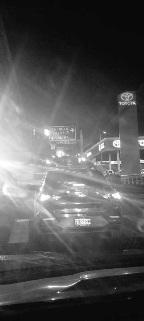OscarEC_'s tweet photo. @Trafico_ZMG tocinazo del día, se quiso pasar el alto y quedó estorbando el paso peatonal. Una mamá con su hijo en bicicleta no pudieron cruzar y todavía las agredió verbalmente. https://t.co/UsbmEvfTSy