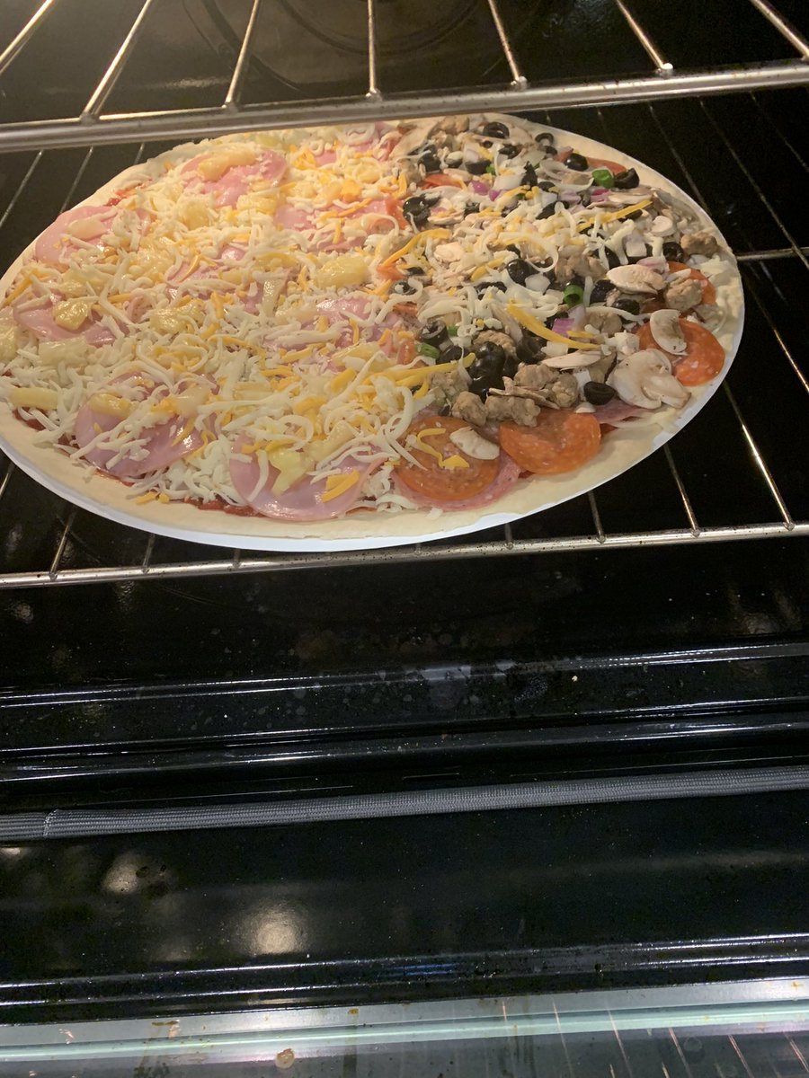 TimboTheSounder's tweet photo. @papamurphys Not quite the 50%/50% I was expecting… looks like you guys favor people who love FAKE pizza! https://t.co/yZRXDKqCbT
