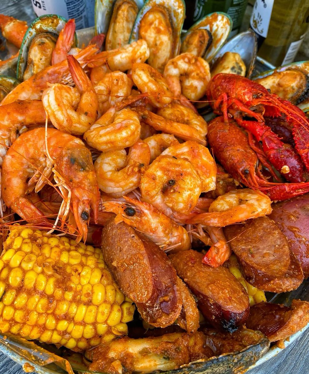 Cajun seafood boil 🍤 🦐 🦪 🦀 🌽!

Get those hands messy and dig in 🙌🏻