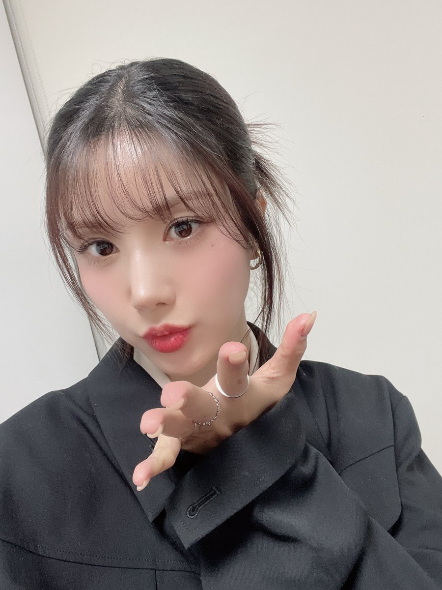 KWONEUNBI's tweet photo. [💡] #루비 여러분!
잠시 후 PM 9:00 iQIYI #StarlightBoys
#은비 가 출연합니다.

사랑🖤돈💰명예🏅중에 뭐가 제일 중요하다고 생각... 
하지 말고 그냥 🩷은비를 향한 사랑🩷인 거로 할게요
₍⑅ᐢ..ᐢ⑅₎𓂋⊹ﾟ✦

#권은비 #KWONEUNBI https://t.co/M2KhV4nDH1