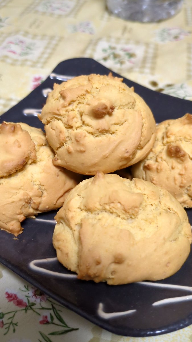 お疲れ様です
お日様が出てなくて
寒いです

昔から甘食が大好きな私
(好きな方いらっしゃるかな？😁)
昨日、米粉で甘食を作ってみました
仕上がりは…
思ってる甘食ではなかったですが、これはこれで良し！といった感じ

さて、週の最後
張り切って行きましょう

#企業公式
#腸活
#グルテンフリー