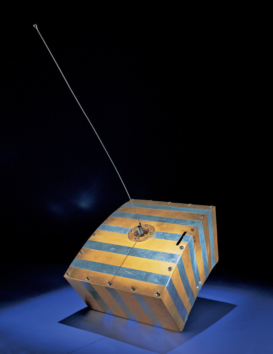 OSCAR 1 is the world's first amateur, non-government satellite, which launched on #TDIH in 1961. Built for only $63, it operated for nearly 20 days, during which thousands of radio operators in 28 countries detected the satellite's simple "hi-hi" message: s.si.edu/4goqDt8