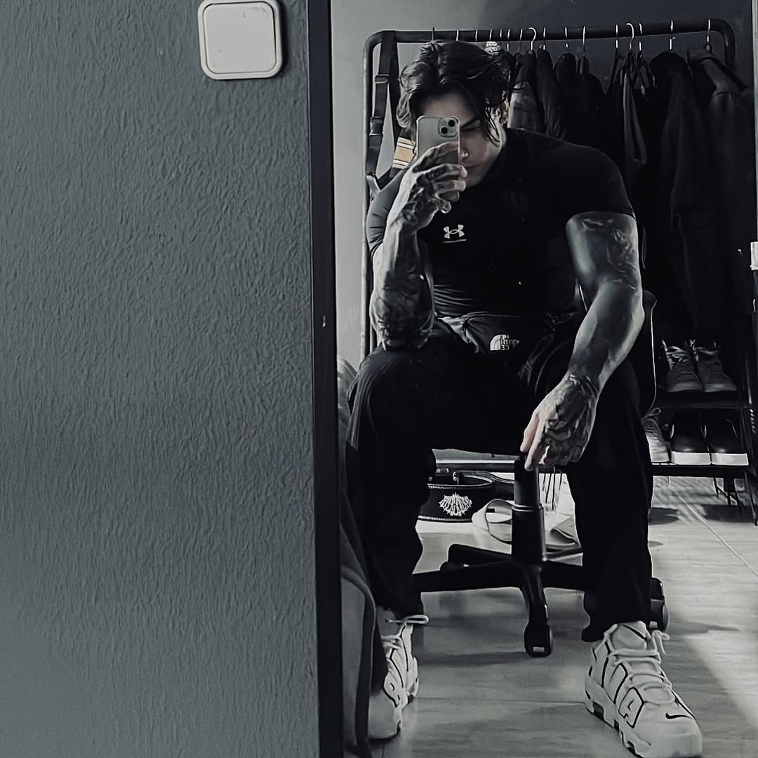 LonelyApologies's tweet image. —- Aiden Graves.

dark mind, darker intentions.
president of the hallowed crows mc.
dominant. loyal. protective.
blunt. cold. honest.

personal interp. 21+. minors dni.