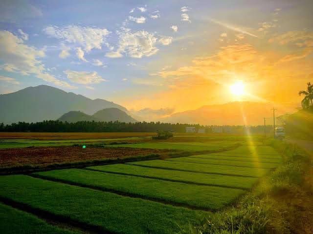 मुस्कुराता वही है जिसे पता है ,

इस दुनिया में रोने से समस्या कम नहीं होगी...🥰

सुप्रभात