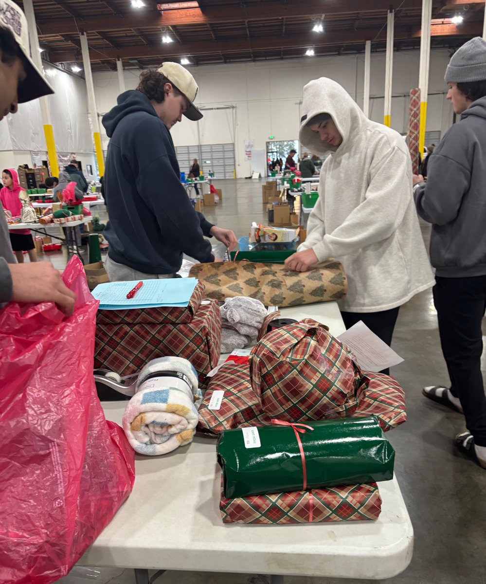 This week Dunn, Holberton, Parmar and Cumby became elves! They volunteered at the Forgotten Children's Fund to wrap presents for underprivileged families 🎁