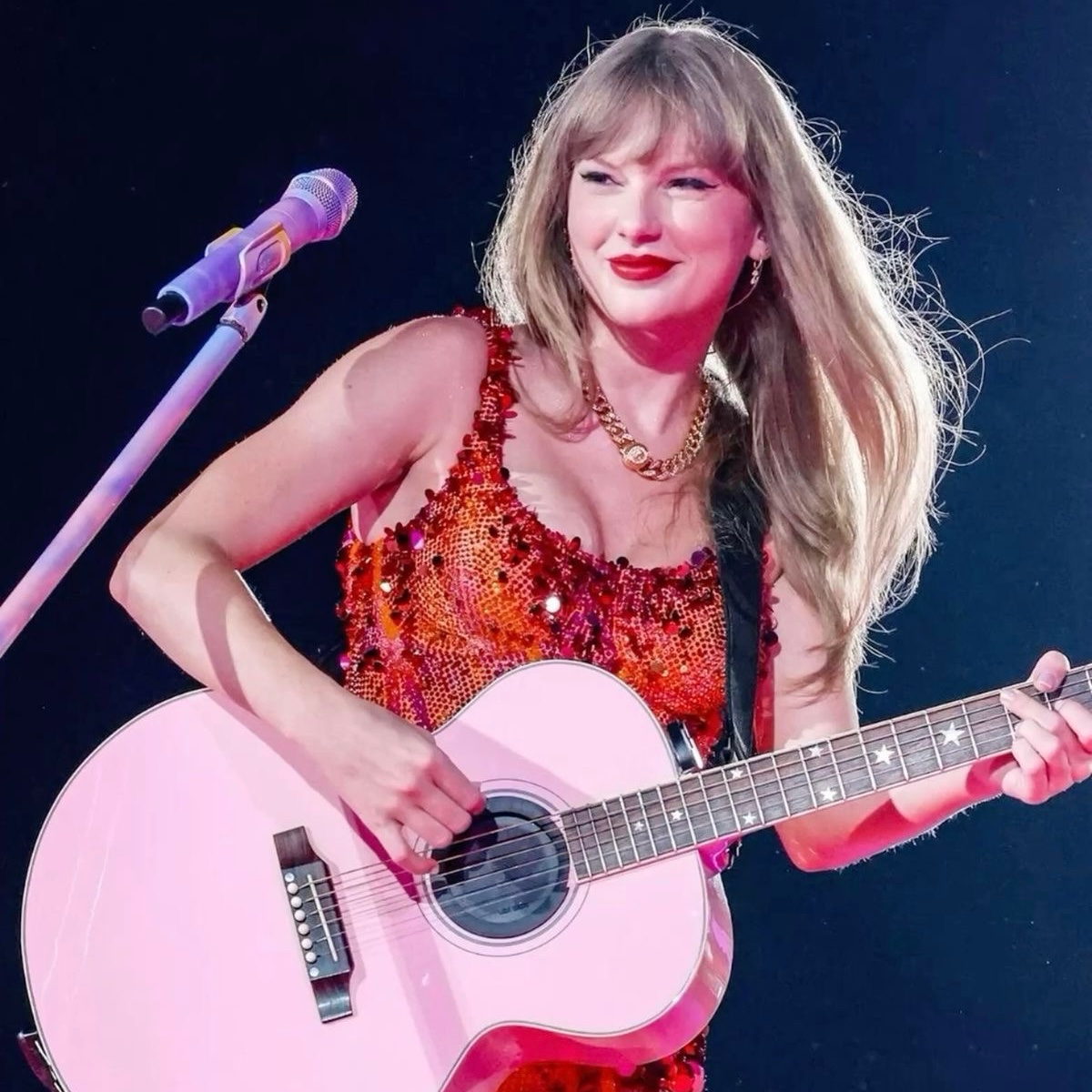 Hoje, 13 de dezembro, comemoramos o aniversário de 35 anos da indústria da música, Taylor Swift.

Com apenas 18 anos de trajetória, a cantora e compositora construiu uma carreira que se tornou referência, consolidando-se como um dos maiores nomes da música de todos os tempos.