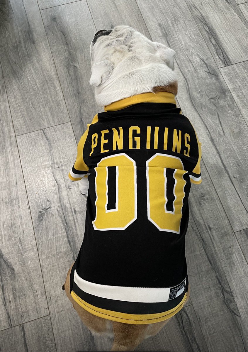 I’m getting so many cookies during this <a href="/penguins/">Pittsburgh Penguins</a> game tonight &amp; I just got extra for Rusts hatrick! 7 treats plus 3 for a hatrick!!!