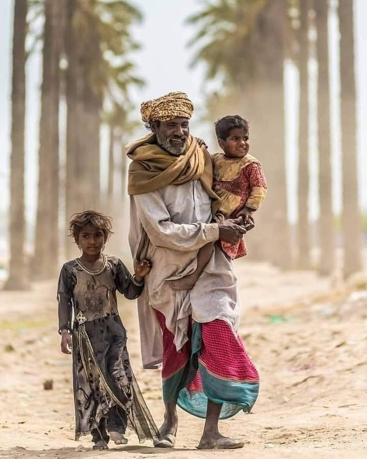 Ansarjaved_'s tweet photo. " پاکستان وہ ملک ہے " جہاں کے سیاستدان بھی ارب پتی ، جج بھی ارب پتی ، جرنیل بھی ارب پتی ،بیوروکریٹ بھی ارب پتی،ملا بھی ارب پتی، اینکر صحافی بھی ارب پتی
لیکن ؛ ملک اور عوام مفلس اور بھکاری ہیں۔۔ https://t.co/849UZ4jBbu