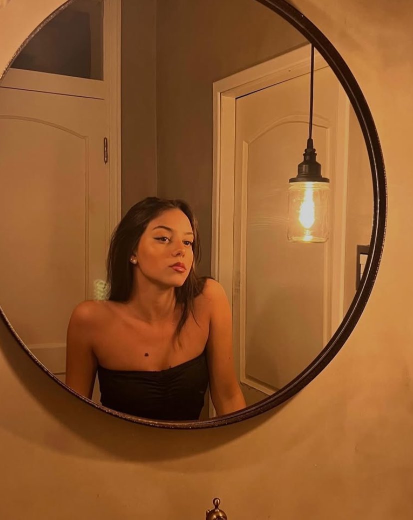 AU UNILASKA

es su último año de secundaria pero única y alaska son ex que no pueden ni verse ¿que pasaría si una de ellas es la encargada de la cuenta de la promo y de hacer los videos de las presentaciones?