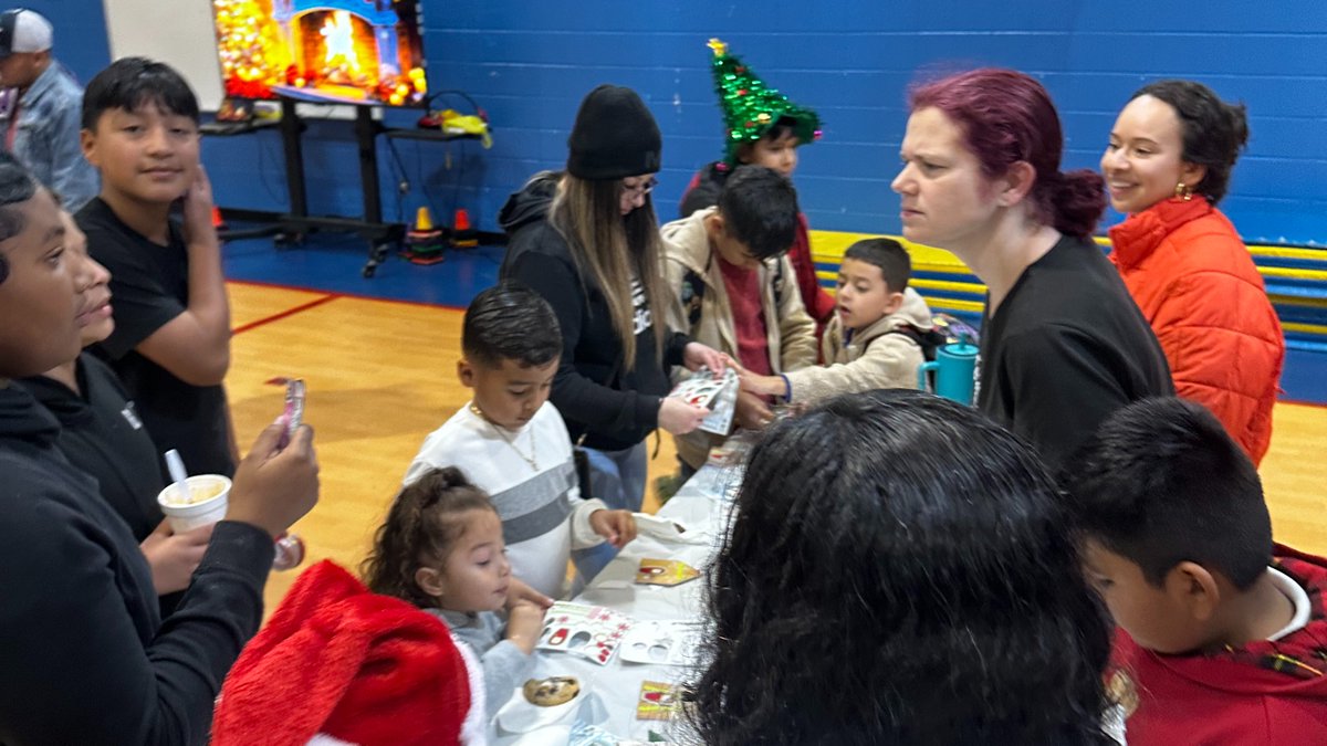 WidenElementary's tweet image. 🎉 Thank you for making Winter Family Night a huge success! 👏 Kudos to Ms. Vikki, Mr. Rios, and our talented kids for their fantastic performances! 🎶 🎨 Thanks to our staff for the fun holiday crafts and to PTA for the delicious food. 🍽️