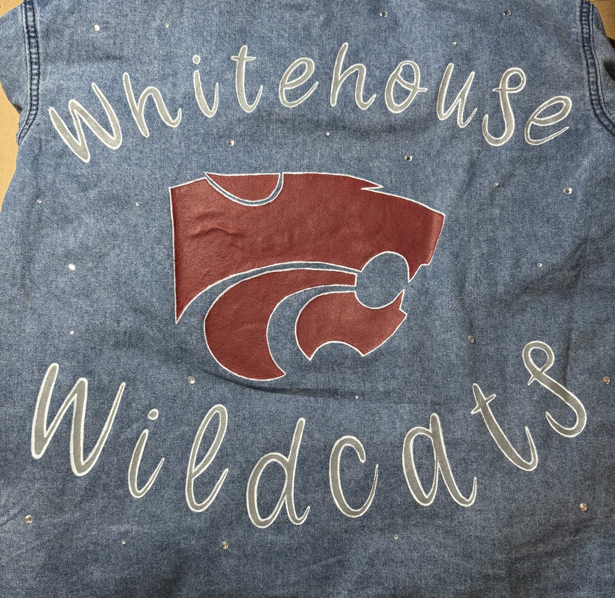 beccasdesignstx's tweet photo. First ever custom denim jacket 🤩 this was just a fun, simple design to get to experiment with and we LOVE how it turned out! The perfect way to show school spirit🥳 

Quick shoutout to the customers who trust us to try new things and experiment with new pieces🥰

#beccasdesigns https://t.co/9eAvuWrSy9