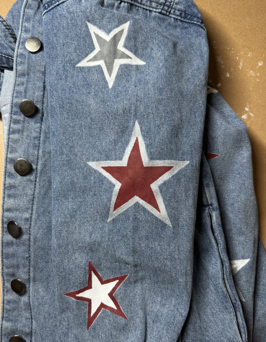 beccasdesignstx's tweet photo. First ever custom denim jacket 🤩 this was just a fun, simple design to get to experiment with and we LOVE how it turned out! The perfect way to show school spirit🥳 

Quick shoutout to the customers who trust us to try new things and experiment with new pieces🥰

#beccasdesigns https://t.co/9eAvuWrSy9