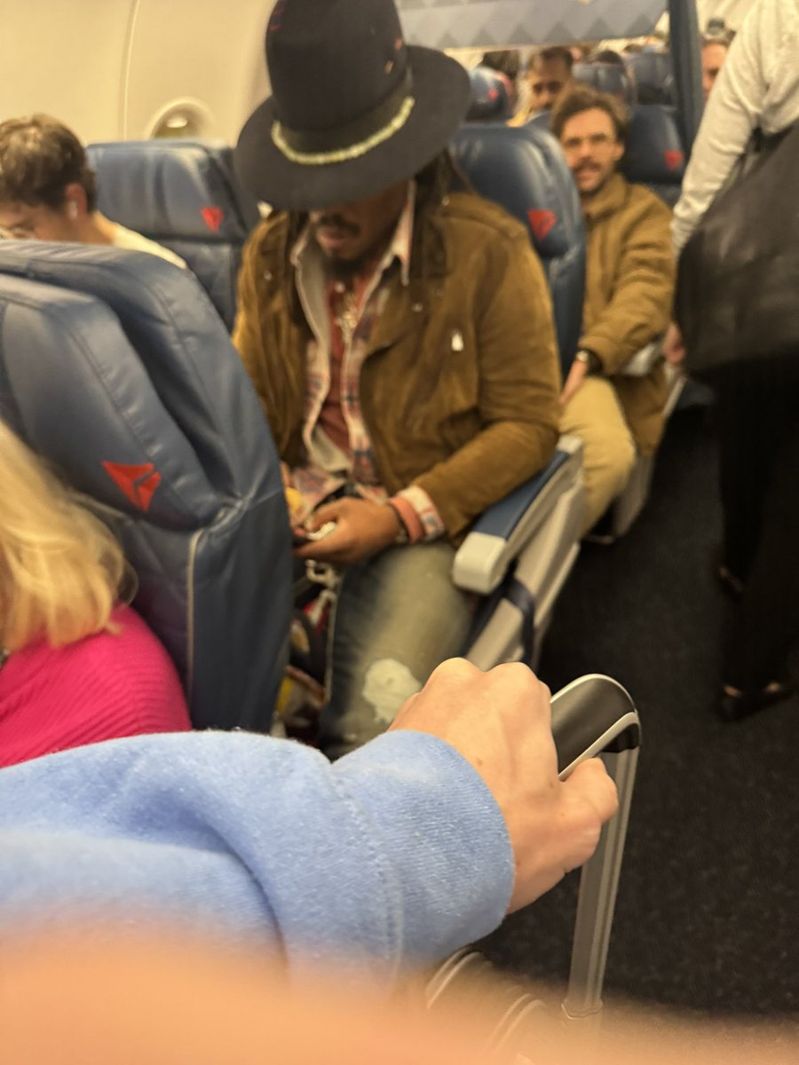 bootysniffer007's tweet image. Scam Newton is on my flight