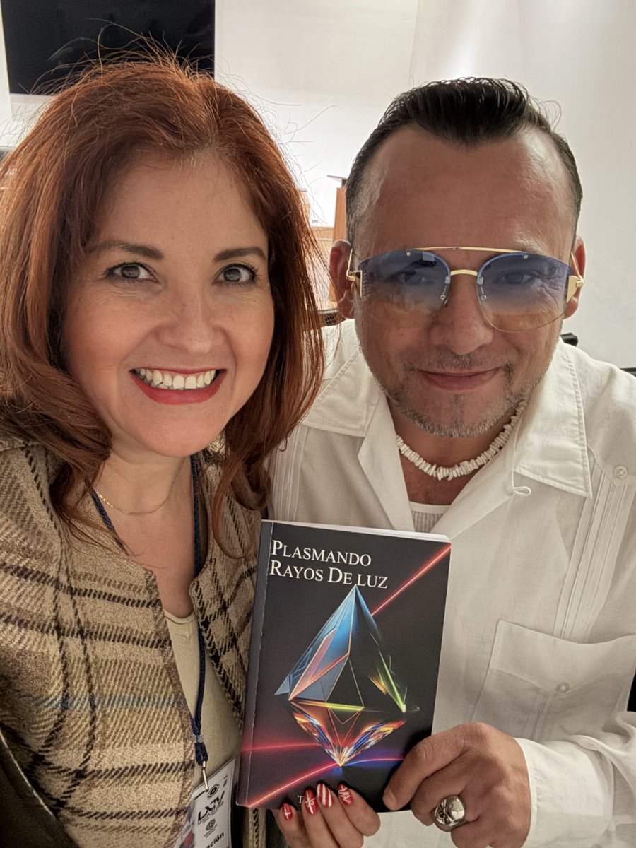 CPJannyBarrera's tweet photo. 🟢 Presentación de nuestro buen amigo @TonyRomeroAAA de su libro Plasmando Rayos de Luz en el @CongreSon fue presentado por @erichmoncada #EscritorSonorense ✍️ #LeeLibros #Leer #Libros 📚 https://t.co/lWSBSM0UIy