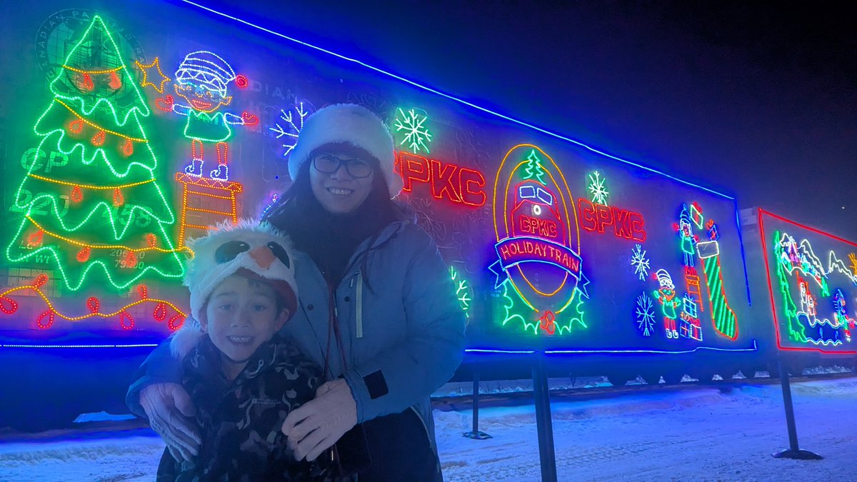 LindsayDMorey's tweet photo. .@CPKCrail Holiday Train brings holiday cheer and $7,000 donation to @StrathconaFB during Josephburg stop 🎄🎅🎁 #shpk #strathco https://t.co/trS6p5zbhV