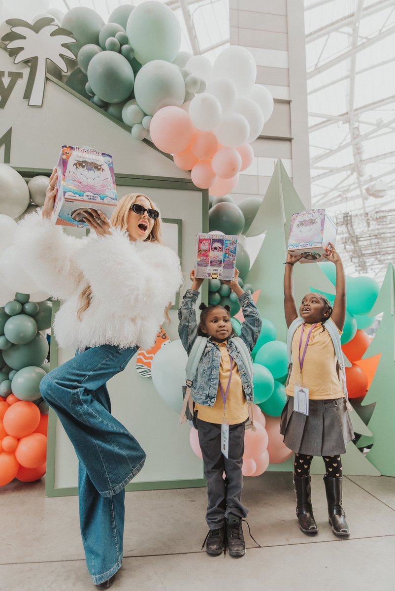 RachelZoe's tweet image. I’m so proud of @baby2baby and their work providing basic essentials including diapers, formula, warm clothing and, of course, toys to over one million children across the country every year. Thank you @spinmaster and @hatchimals for continuing to support their mission by…