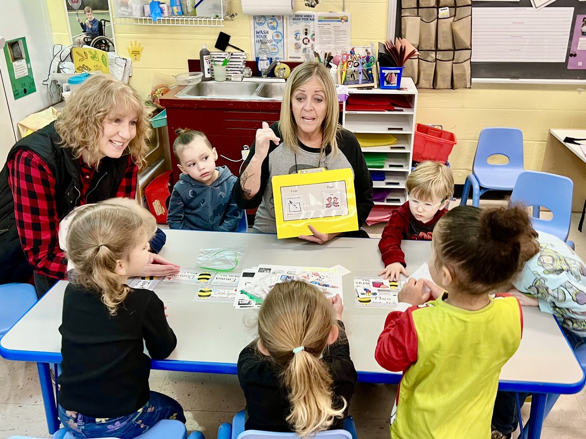The #TinyTrojans in Emily Wilcoxson’s #HCSPreschool classroom <a href="/NorthParkKids/">North Park Elementary School</a> read a book aloud &amp; worked on identifying syllables in their small literacy group! 👫🏽 #HCSDifferenceMakers #HCSPreschool #Literacy