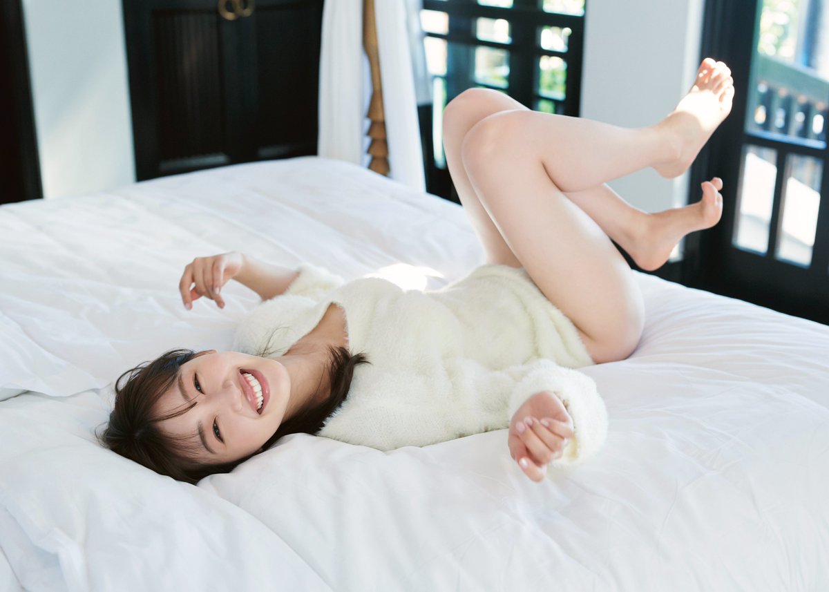 日向坂46佐々木美玲、ふわふわニット脱ぎかけのランジェリーカット公開