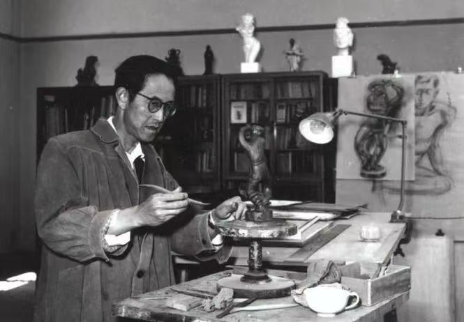 Tsinghua_Uni's tweet image. After studying #PracticalArt and #IndustrialDesign abroad, #TsinghuaRen Prof Zheng actively promoted #ModernistArt and design in the East, becoming one of the pioneers in systematically introducing and researching foreign modern design #education systems in China.