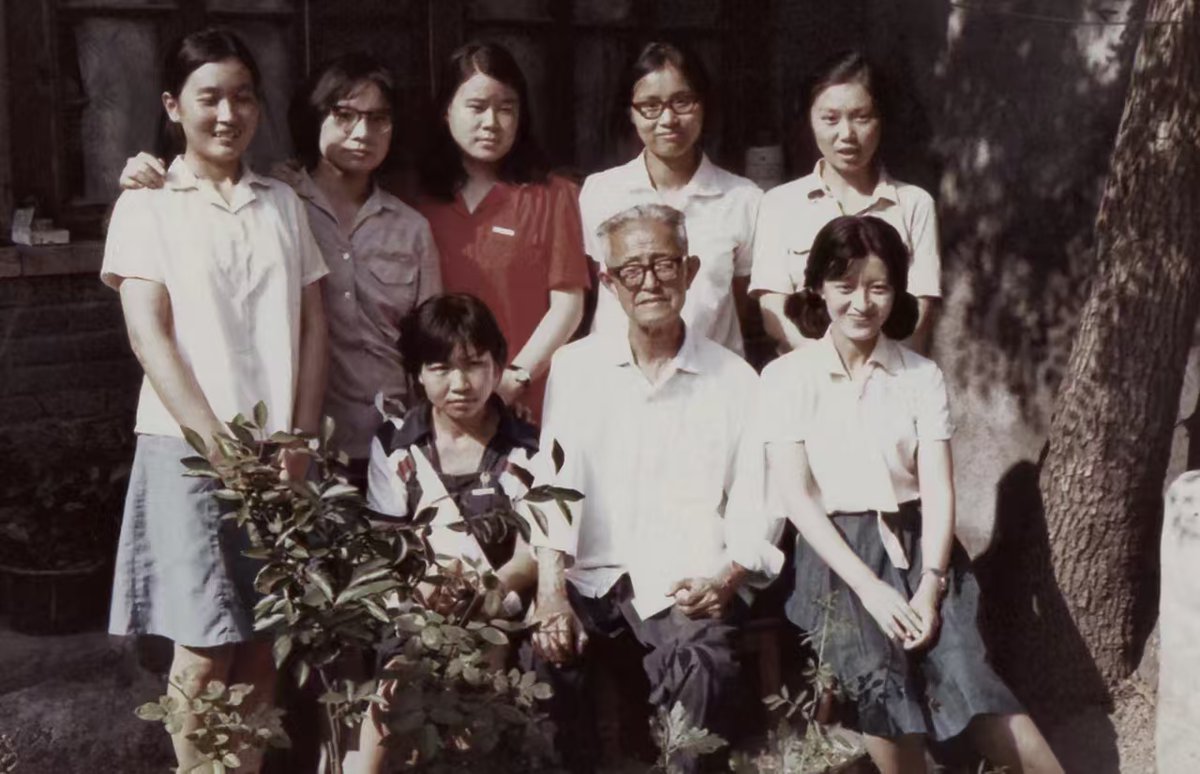 Tsinghua_Uni's tweet image. After studying #PracticalArt and #IndustrialDesign abroad, #TsinghuaRen Prof Zheng actively promoted #ModernistArt and design in the East, becoming one of the pioneers in systematically introducing and researching foreign modern design #education systems in China.