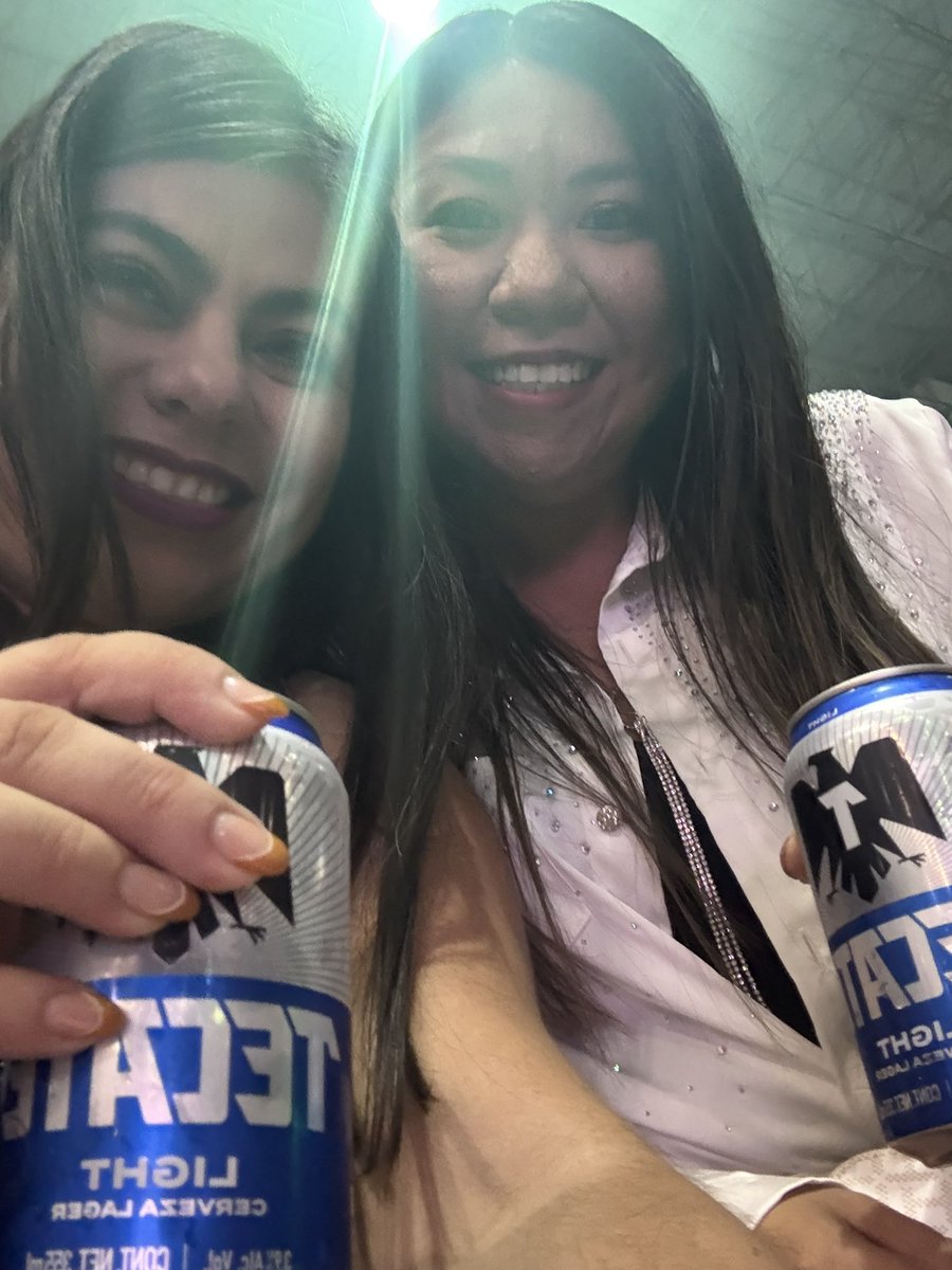 castillosus's tweet photo. Esperando a mi artista favorito, después de 5 años por fin !!!! @j_medina37 🥰 https://t.co/uChbubs66z