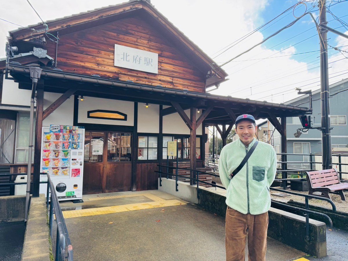 ShikibuEchizen's tweet image. ＼ようこそ #柄本佑 さん‼️第6弾💥／

#NHK短歌 収録で福井に来た柄本さん❣️共演した選者 #俵万智 さんは青春時代を #越前市 で過ごしました😌✨
毎日通った駅舎に飾られる俵さんのエッセイを読み「少年の指定席ってここかな？」と座る柄本さんをお届けします🤲🏻❤️‍🔥

#光る君へ…